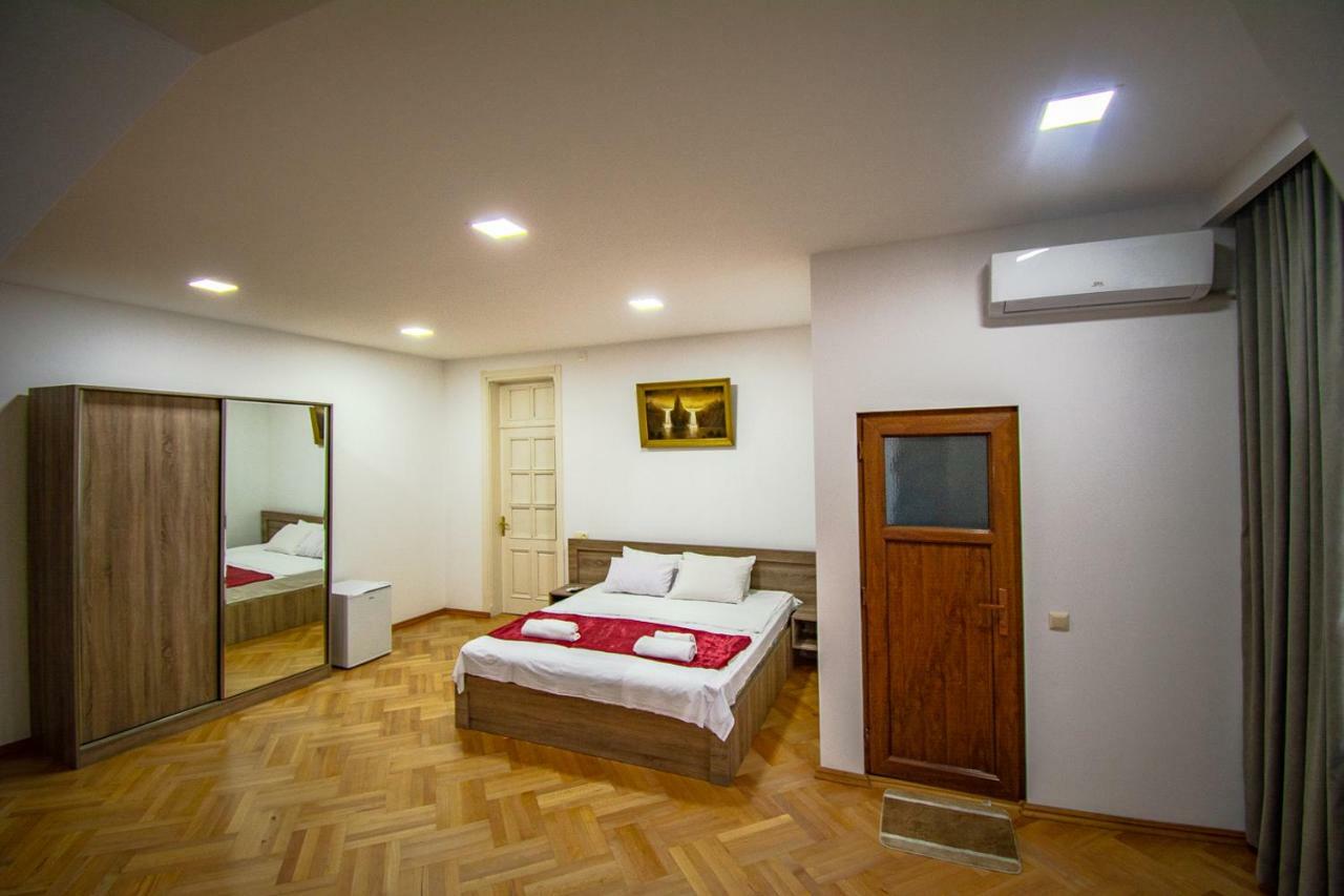 Nana'S Guesthouse Batumi Exterior photo
